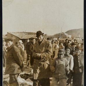 Életkép: Klein István koreai gyermekek gyűrűjében, utcarészlet