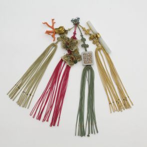Four-part ornamental pendant for women's costumes (samjak norigae)