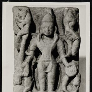 Indiai dombormű álló alakkal, fekete-fehér fotó