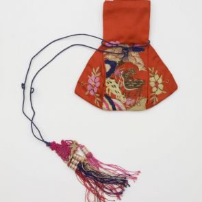Kétfülű erszény, pöttyös szarvas és virág díszítéssel (gwijumeoni)