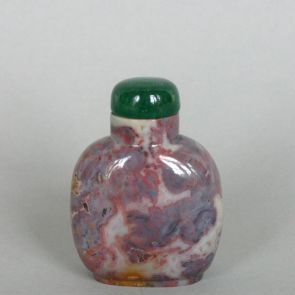 Snuff bottle with rounded shoulders