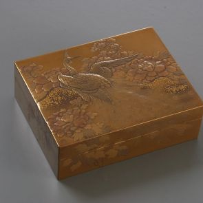 Aranylakk fedeles doboz, pávakakas és peóniák