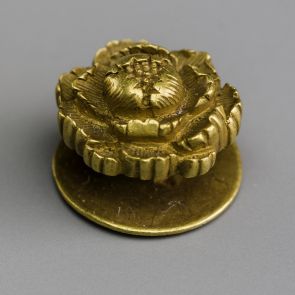 Ornamental button in the shape of a flower