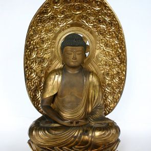 Ülő Buddha lótusztrónon, dicsfénnyel