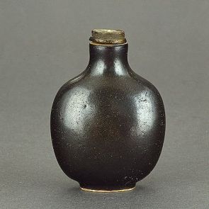 Snuff bottle covered with teadust glaze
