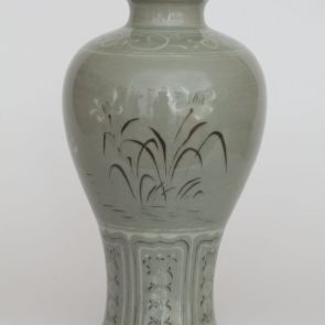 Maebyeong váza, krizantém és orchidea díszítéssel