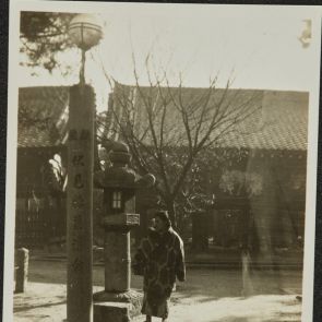 Hölgy hagyományos viseletben, szentély udvarán, Momoyama