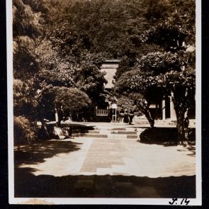 Udvar a Kómjódzsi-kolostorban, Kamakura