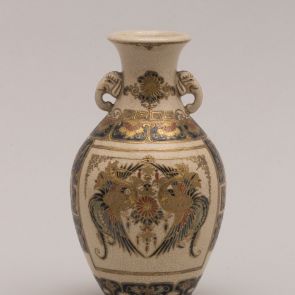 Vase with two elephanthead-shaped handles and double phoenix and chrysanthemum mothfs