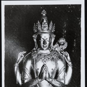 Sadaksarí-Avalókitésvara szobor részlete - fekete-fehér fotó