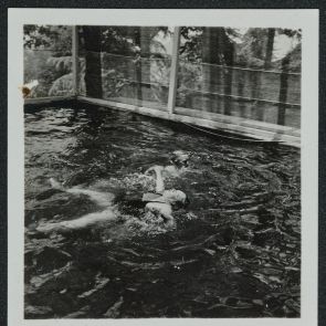 Marie-Antoinette in the swimming pool doing backstrokes