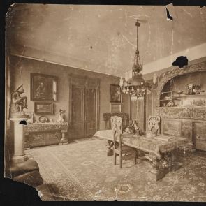 A keleti raktár nagy rakodóasztala eredeti környezetében