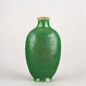 Snuff bottle with green crackled glaze