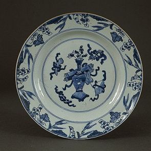 Plate decorated with the scholar's treasures
