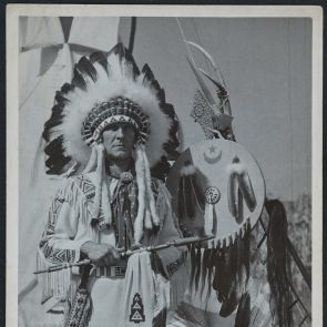 Heverő Bölény teljes indián díszben