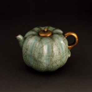 Melon-shaped teapot