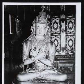 Az ulánbátori Gandan kolostor Vadzsradhara szobra, G. Dzanabadzar alkotása - fekete-fehér fotó
