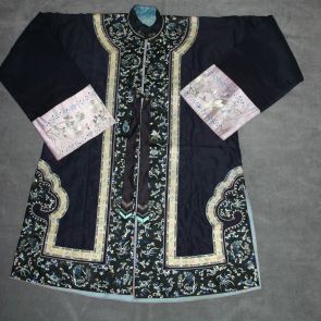 Woman’s coat with wide-applied embroideries