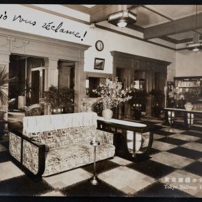 Yoroshiku francia és japán nyelvű, fekete-fehér képeslapja Felvinczi Takács Zoltánnak Tokióból Budapestre