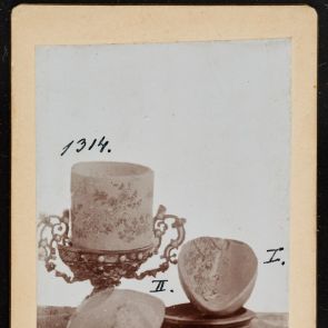 Fekete-fehér fotó két kerámia tálkáról és egy ecsettartóról, kartonra kasírozva