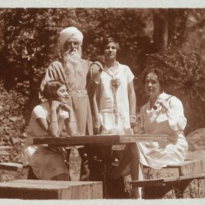 A Sher-Gil család a kerti asztal körül, Indira 14. születésnapján