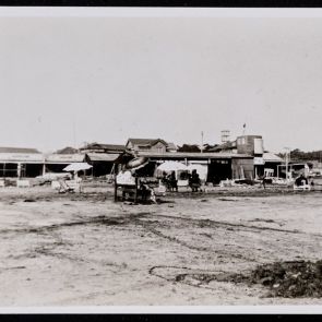 Padok, napernyők, pajtaszerű épület a strandon