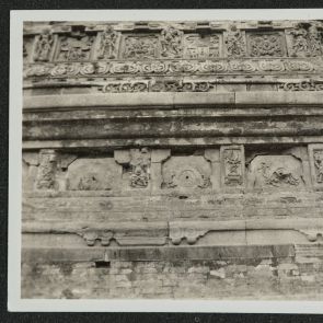 Díszítmények a palichuangi pagoda alapzatán