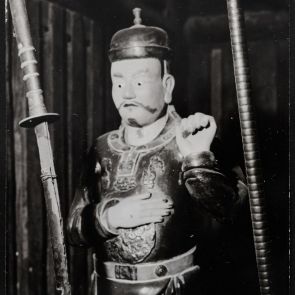 Fekete-fehér fotó hagyományos vietnámi katonai öltözetben ábrázolt szoborról