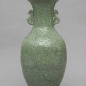 Nagyméretű váza, vésett peóniadíszítéssel