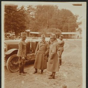Lajos Schöne's bequest: Photographs from World War I. Group of officers around a car