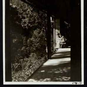 Két pihenő látogató a Dzsingodzsi-kolostor egyik verandáján, Kiotó