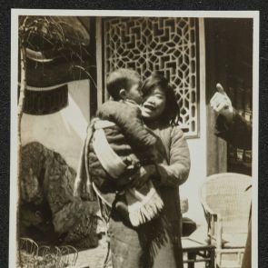 Anya gyermekével téli ruhában, Shanghai vagy Hongkong, 1936