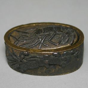 Fuchi (metal fitting for a sword handle) decorated with a crayfish among seaweed