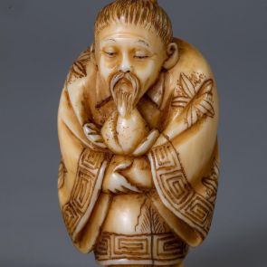 Netsuke: Tobosaku (kínaiul: Dongfang Shou) sennin a halhatatlanság egy lopott őszibarackjával