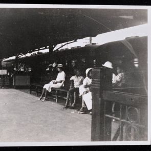 Várakozók a vasútállomáson