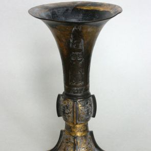 Gu-shaped sacrificial vessel