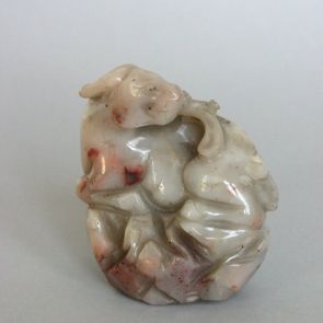 Faragvány: sziklán pihenő szarvas, szájában szerencsegomba (lingzhi)