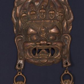 Tanvédő-istenséget ábrázoló cam-maszk