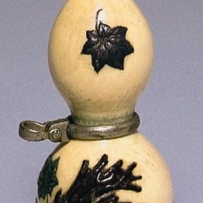 Netsuke: Small bottle in bottle gourd form, decorated with a branch and maple leaf