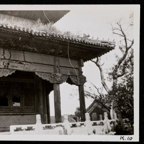 Kosszarvú démonfejek díszitik az oszlopfőket a Huang-sze-kolostor romos csarnokán