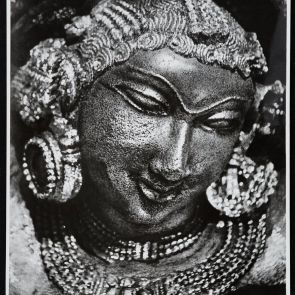 Kerek fülbevalós portré - fekete-fehér fotó