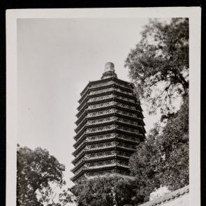A Tien-ning-sze kolostor pagodája a kerítés mögül, Peking