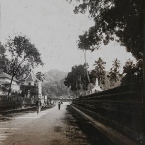 A szent fog templománál