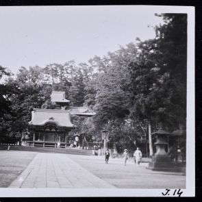 In front of the entrance to the Hachimangu Shrine
