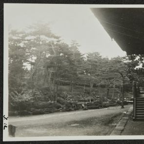 A Chuzenji egyik épületénél, Nikko