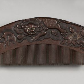 Ornamental comb (sashi-gushi) decorated with the motif of a fo-lion (karashishi), a peony and rocks