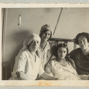 Amrita in her hospital bed, next to her: Indira, Marie-Antoinette, and the nurse