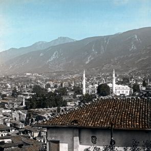 Bursa, the city at the foot of Mount Olympos. In the centre, the Great (Ulu) Mosque can be seen