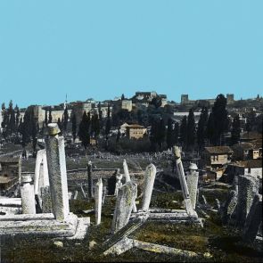 Konstantinápoly. Török temető a bizánci falak tövében, háttérben a Tekfur-palota