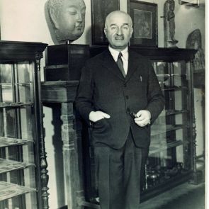 Zoltán Felvinczi Takács in one of the exhibition rooms in the Hopp Museum